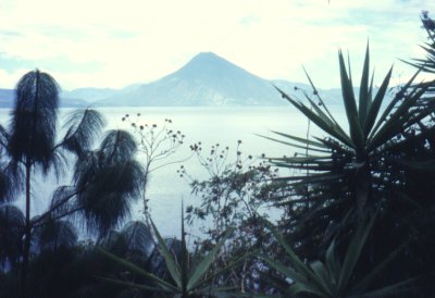 ...les volcans du lac Atitlan...